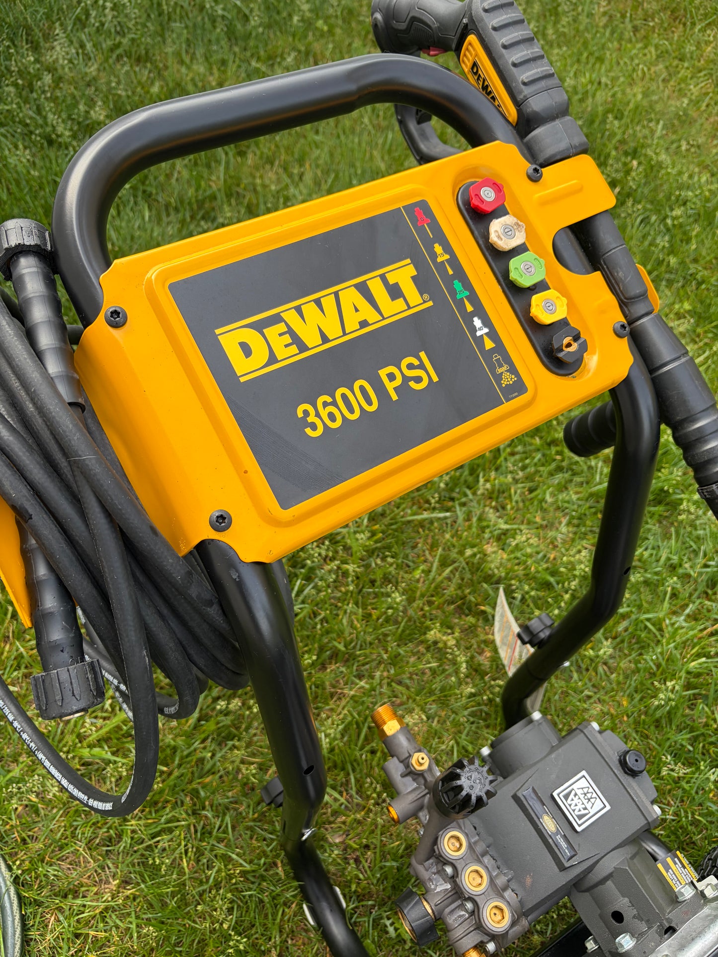 Dewalt 3600 PSI 2.5 GPM Honda GX200 Gas Pressure Washer