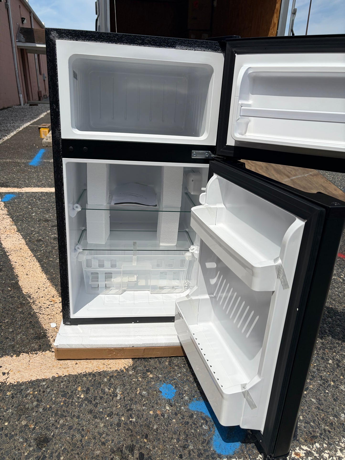 Simzlife 19” 3.2 cu ft Top Freezer Mini Fridge