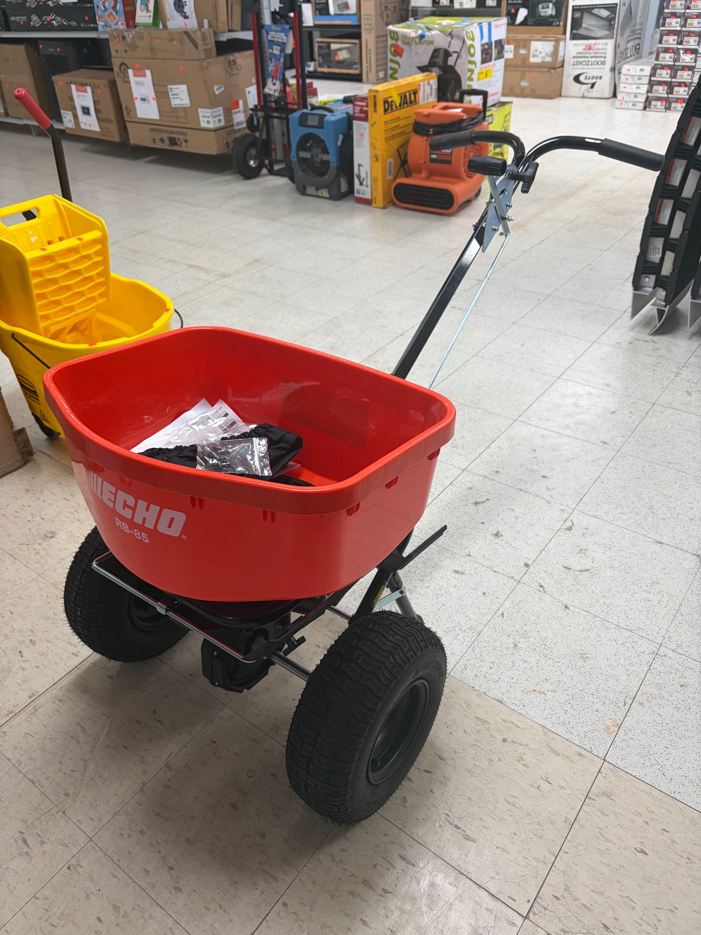 Echo 85lbs Capacity Professional Push Broadcast Spreader